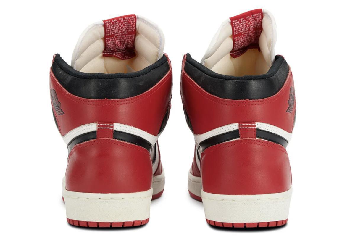 Cette Air Jordan 1 « Chicago » de 1985 porte la signature la plus claire de Michael Jordan. Cette Air Jordan 1 « Chicago » de 1985 porte la signature la plus claire de Michael Jordan.