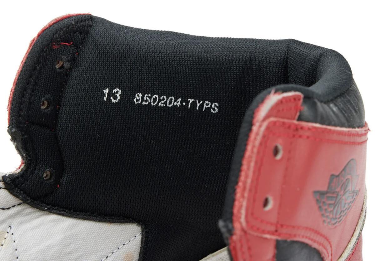 Cette Air Jordan 1 « Chicago » de 1985 porte la signature la plus claire de Michael Jordan. Cette Air Jordan 1 « Chicago » de 1985 porte la signature la plus claire de Michael Jordan.