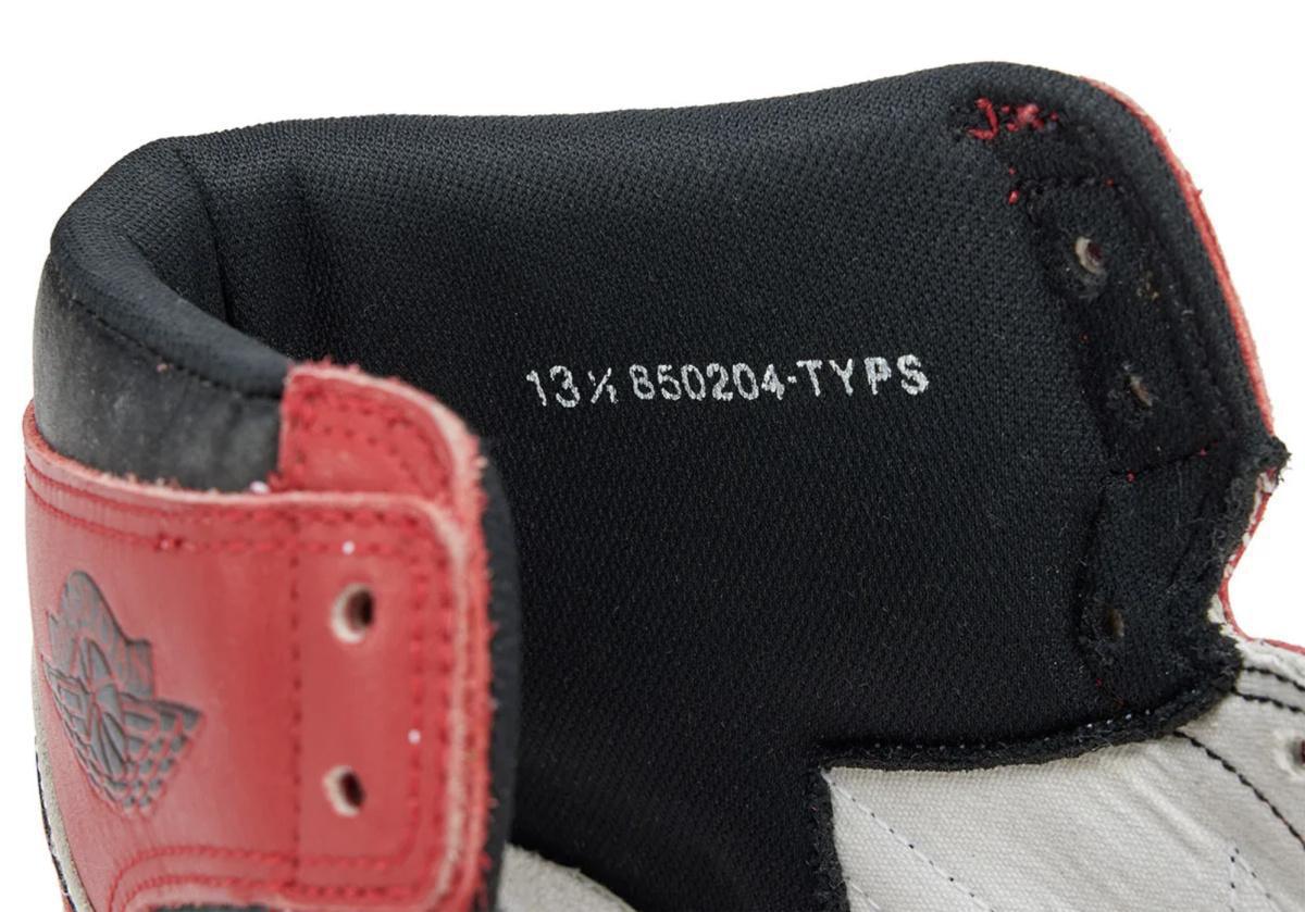 Cette Air Jordan 1 « Chicago » de 1985 porte la signature la plus claire de Michael Jordan. Cette Air Jordan 1 « Chicago » de 1985 porte la signature la plus claire de Michael Jordan.