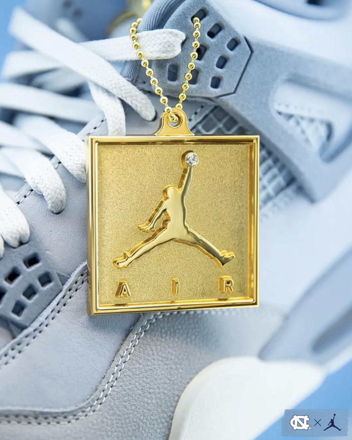 L'Air Jordan 4 « UNC » PE L'Air Jordan 4 « UNC » PE
