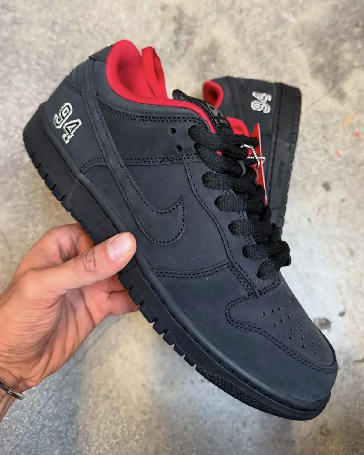 Premier regard sur le Supreme x Nike SB Dunk Low « Black/Red » Premier regard sur le Supreme x Nike SB Dunk Low « Black/Red »
