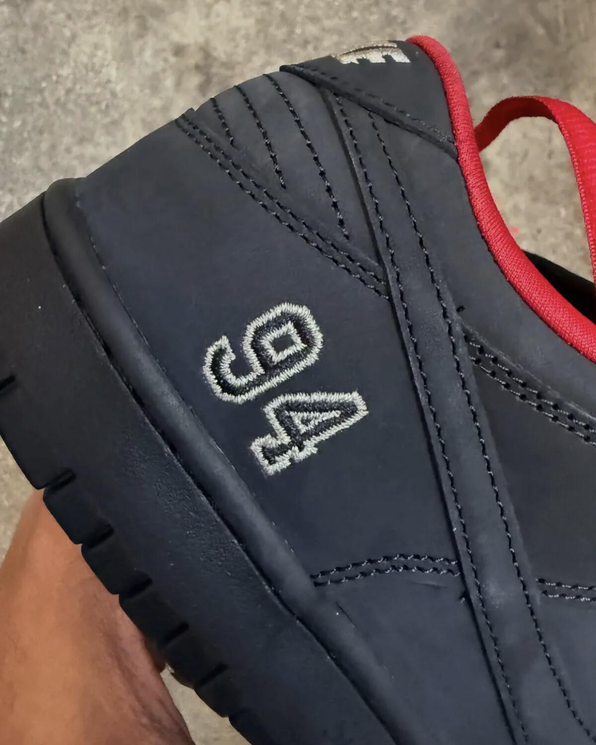 Premier regard sur le Supreme x Nike SB Dunk Low « Black/Red » Premier regard sur le Supreme x Nike SB Dunk Low « Black/Red »