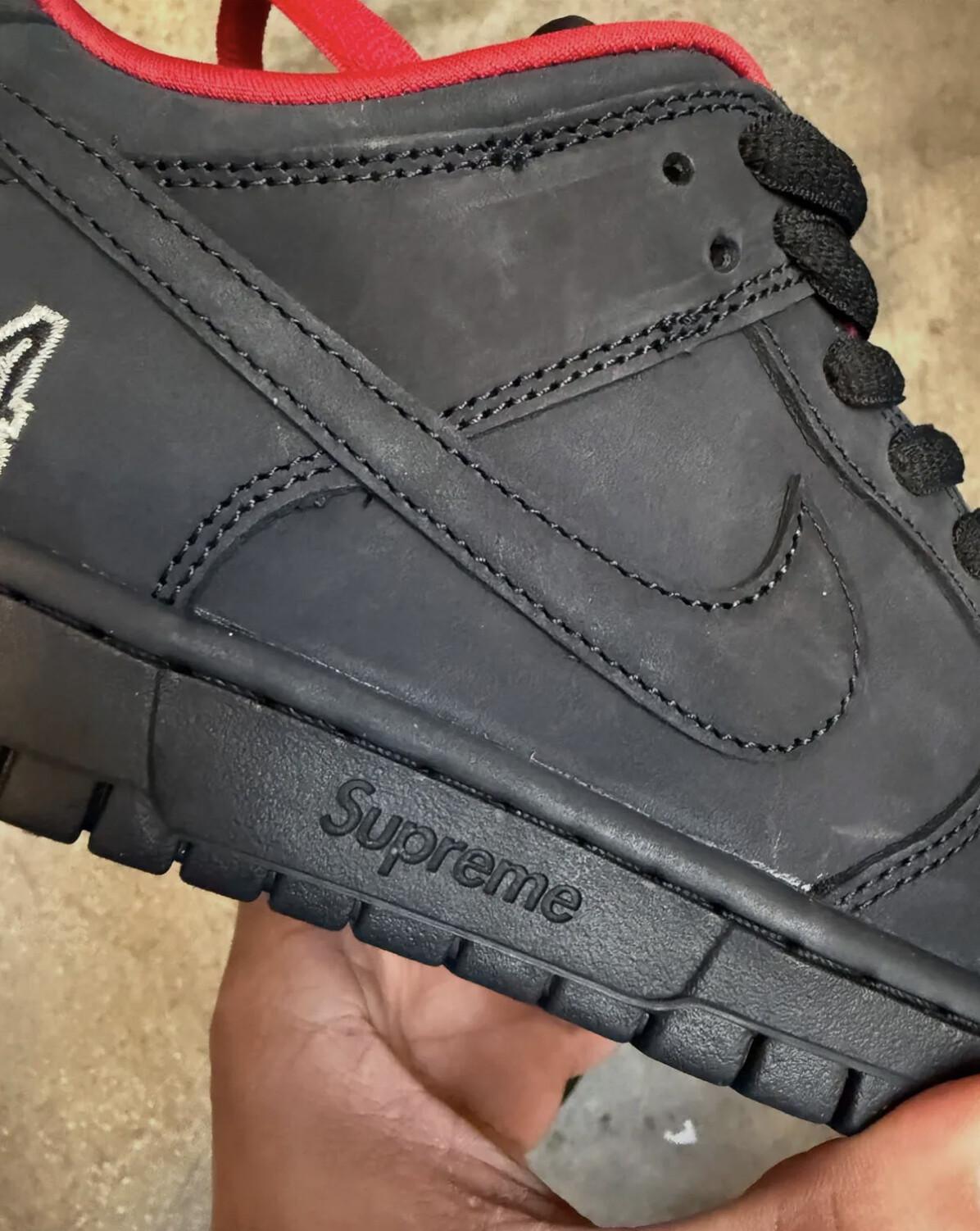 Premier regard sur le Supreme x Nike SB Dunk Low « Black/Red » Premier regard sur le Supreme x Nike SB Dunk Low « Black/Red »