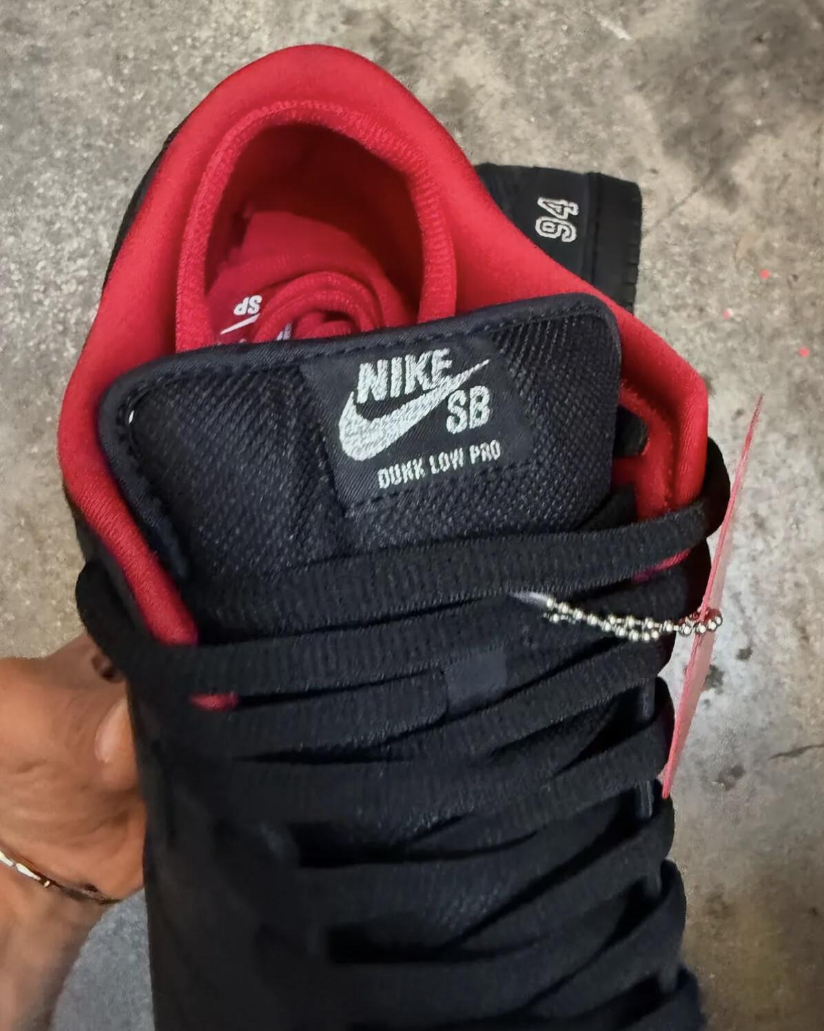 Premier regard sur le Supreme x Nike SB Dunk Low « Black/Red » Premier regard sur le Supreme x Nike SB Dunk Low « Black/Red »