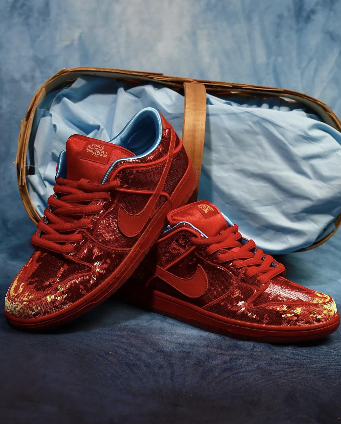 Une version des Nike SB Dunks du Magicien d'Oz avec des chaussons rouge rubis a été dévoilée. Une version des Nike SB Dunks du Magicien d'Oz avec des chaussons rouge rubis a été dévoilée.