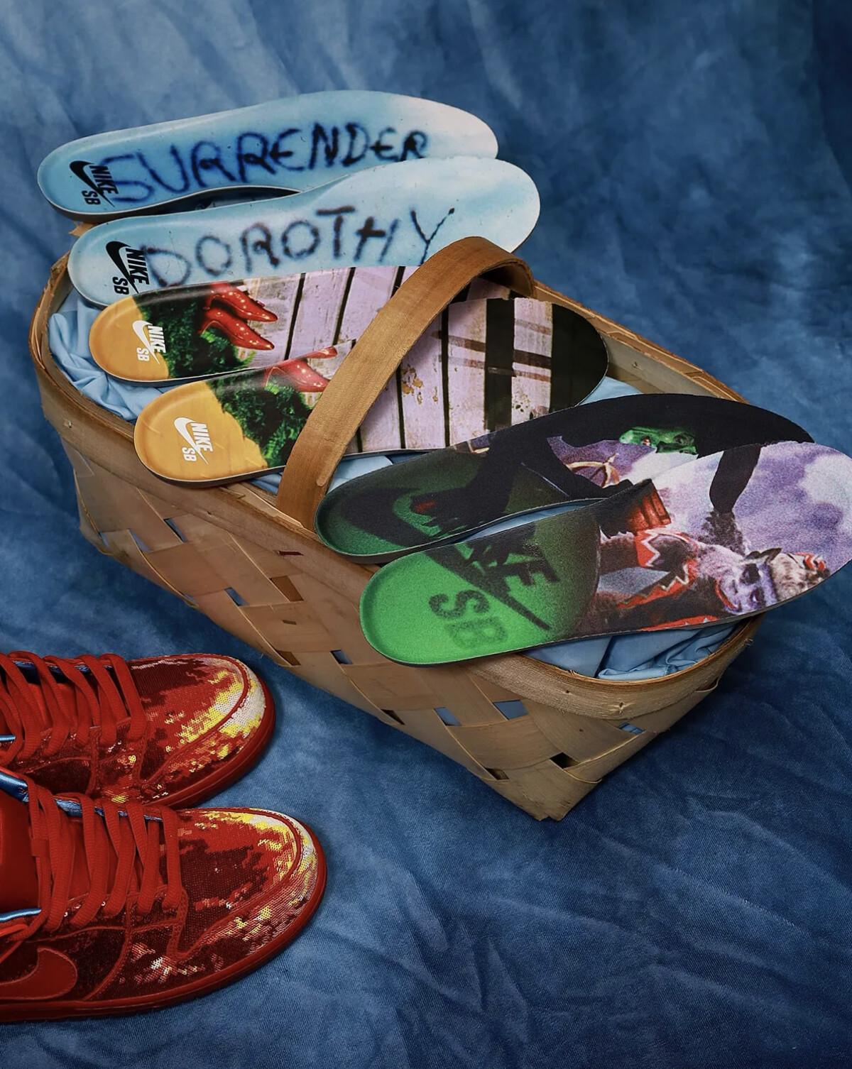 Une version des Nike SB Dunks du Magicien d'Oz avec des chaussons rouge rubis a été dévoilée. Une version des Nike SB Dunks du Magicien d'Oz avec des chaussons rouge rubis a été dévoilée.