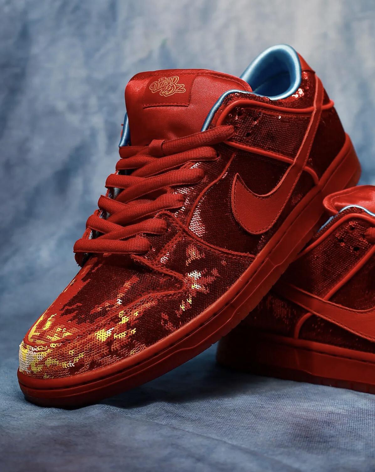 Une version des Nike SB Dunks du Magicien d'Oz avec des chaussons rouge rubis a été dévoilée. Une version des Nike SB Dunks du Magicien d'Oz avec des chaussons rouge rubis a été dévoilée.