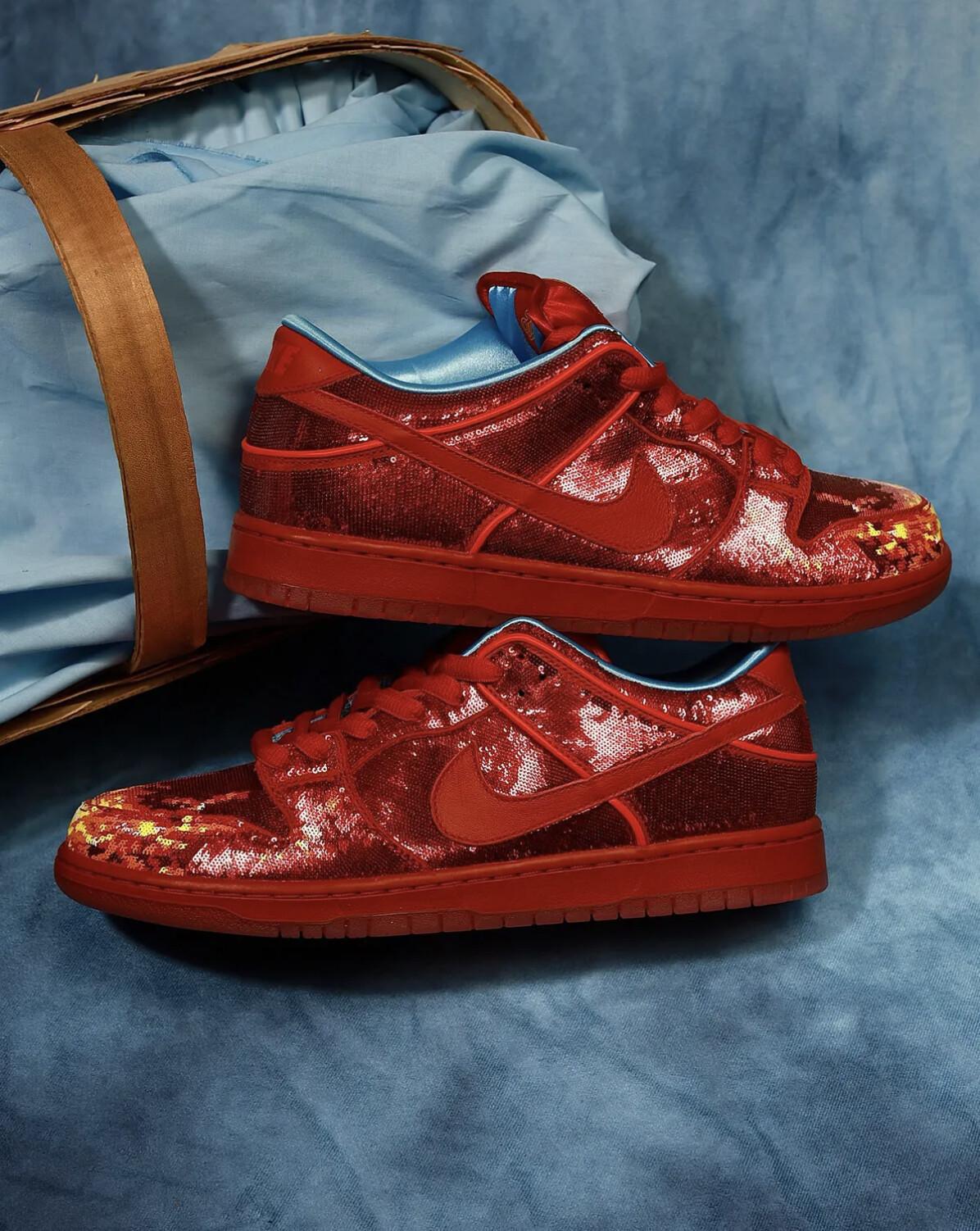 Une version des Nike SB Dunks du Magicien d'Oz avec des chaussons rouge rubis a été dévoilée. Une version des Nike SB Dunks du Magicien d'Oz avec des chaussons rouge rubis a été dévoilée.