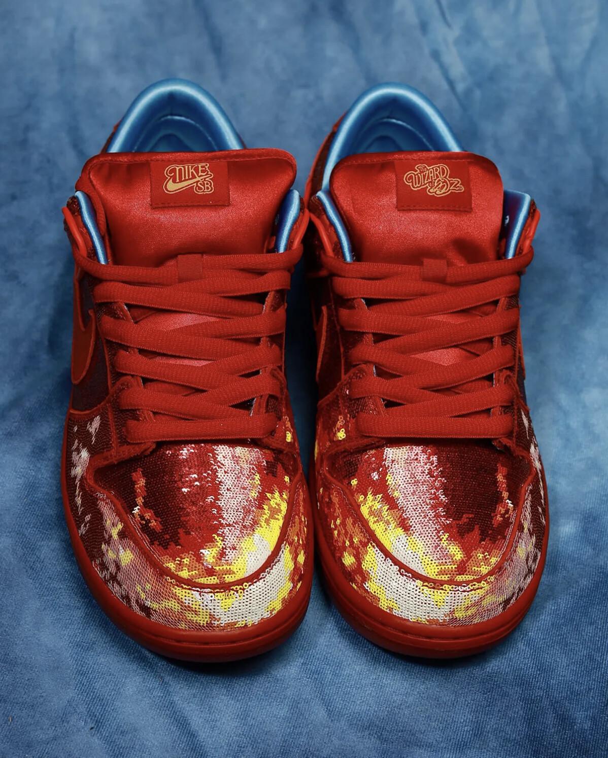 Une version des Nike SB Dunks du Magicien d'Oz avec des chaussons rouge rubis a été dévoilée. Une version des Nike SB Dunks du Magicien d'Oz avec des chaussons rouge rubis a été dévoilée.