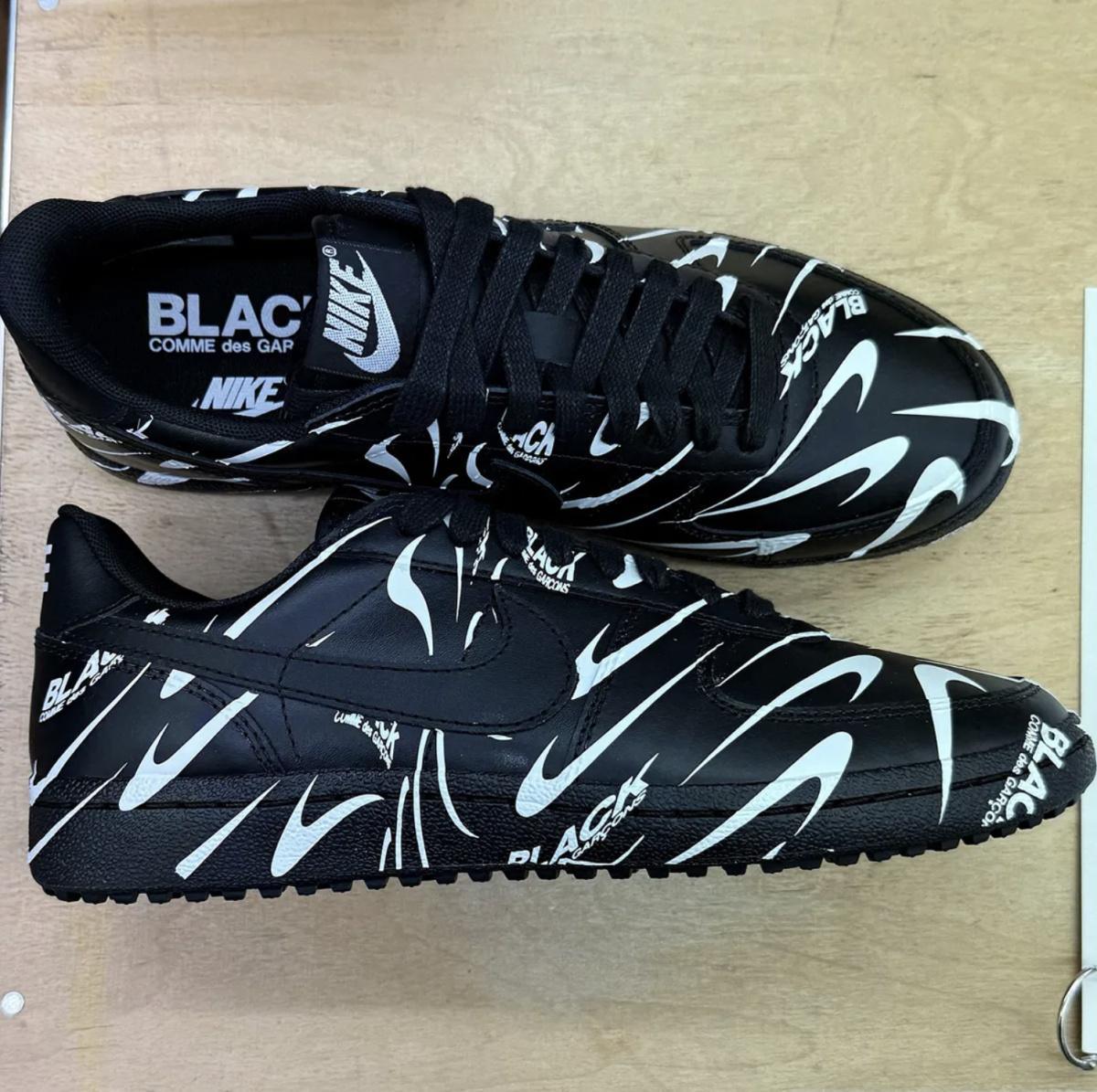 Comme des Garçons BLACK x Nike Field General 82 s'emballe pour le logo Comme des Garçons BLACK x Nike Field General 82 s'emballe pour le logo