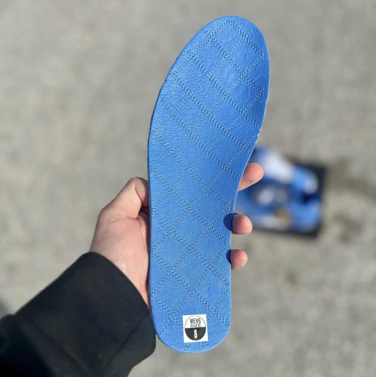 Un regard plus attentif sur l'Air Jordan 4 « Florida Gators » PE Un regard plus attentif sur l'Air Jordan 4 « Florida Gators » PE