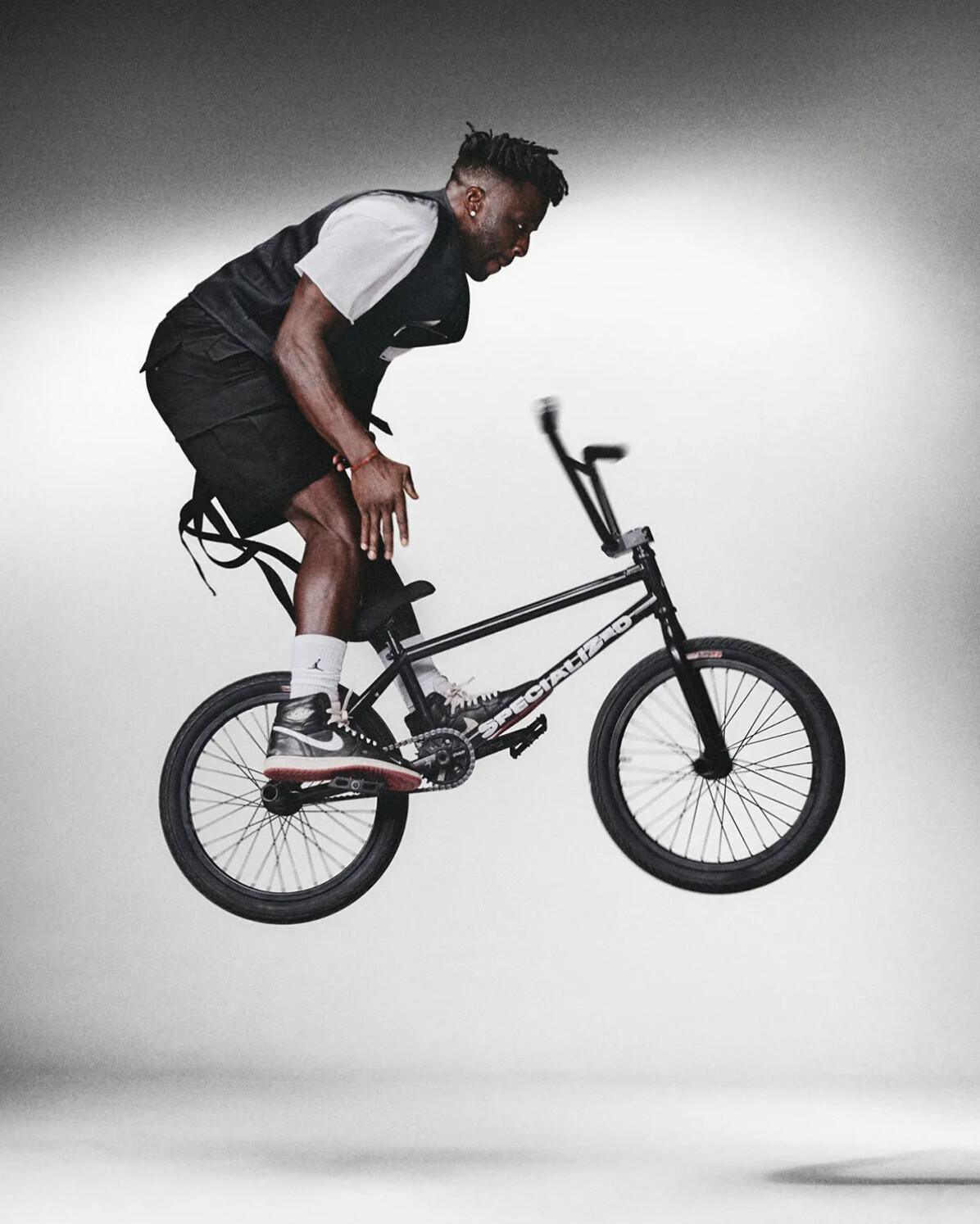 Nigel Sylvester arbore sa collaboration inédite avec Air Jordan 1 pour la série Unbannable.