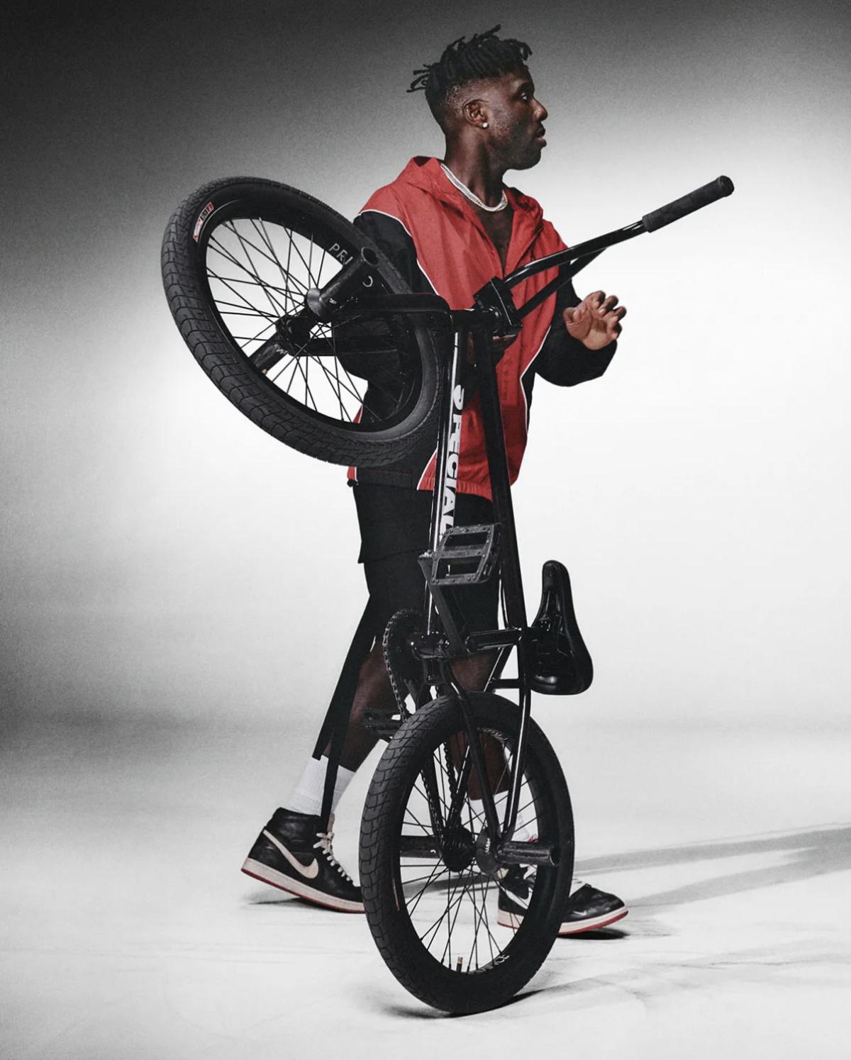 Nigel Sylvester arbore sa collaboration inédite avec Air Jordan 1 pour la série Unbannable.