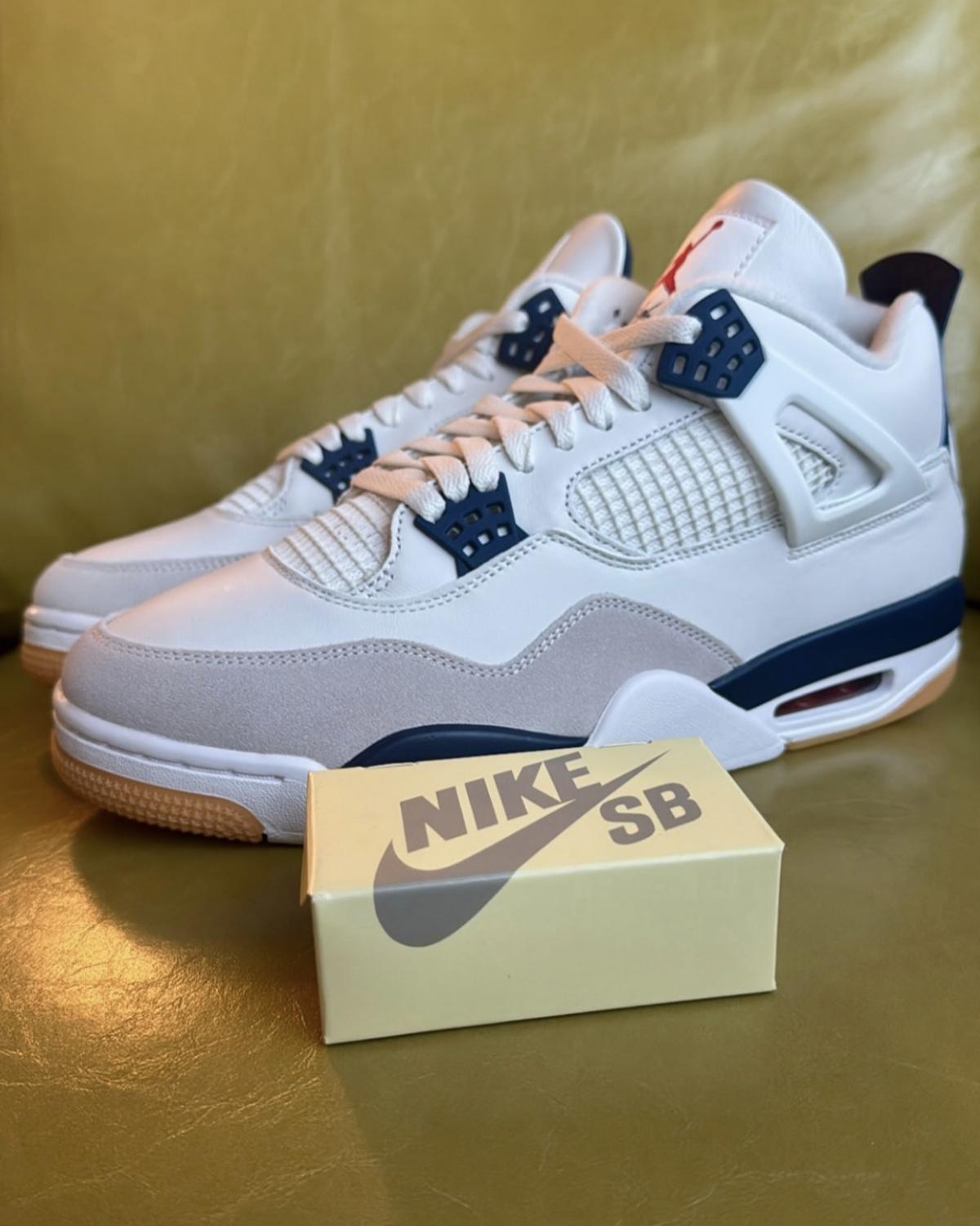 Gros plan sur la Nike SB Air Jordan 4 « Midnight Navy » 