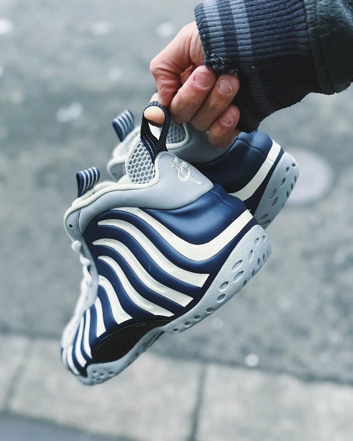 Un échantillon inédit de la Nike Air Foamposite « New York Yankees » a fait son apparition Un échantillon inédit de la Nike Air Foamposite « New York Yankees » a fait son apparition