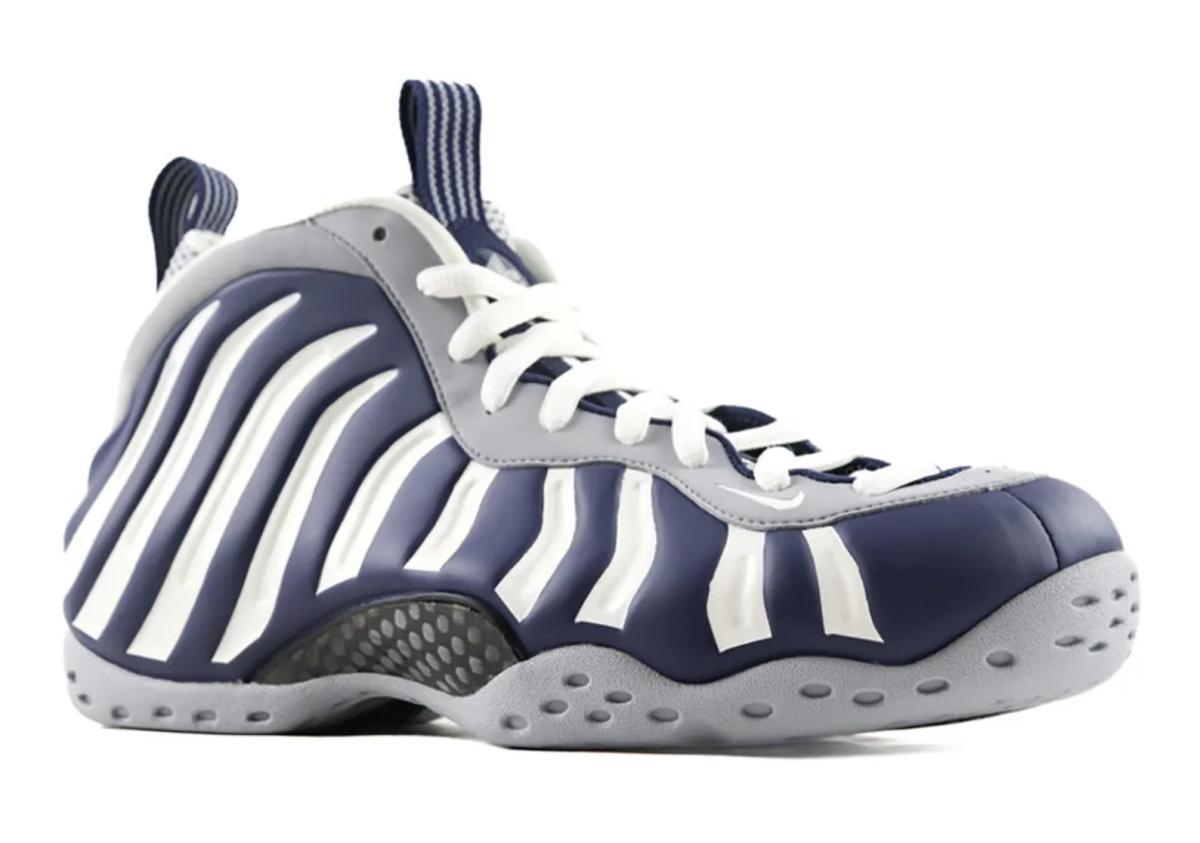 Un échantillon inédit de la Nike Air Foamposite « New York Yankees » a fait son apparition Un échantillon inédit de la Nike Air Foamposite « New York Yankees » a fait son apparition