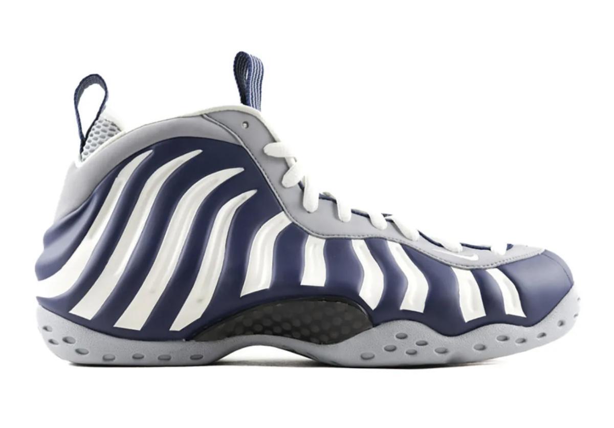 Un échantillon inédit de la Nike Air Foamposite « New York Yankees » a fait son apparition Un échantillon inédit de la Nike Air Foamposite « New York Yankees » a fait son apparition