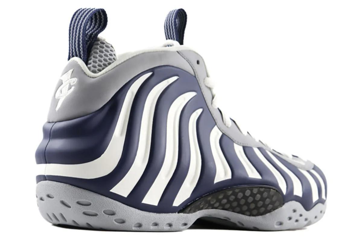 Un échantillon inédit de la Nike Air Foamposite « New York Yankees » a fait son apparition Un échantillon inédit de la Nike Air Foamposite « New York Yankees » a fait son apparition