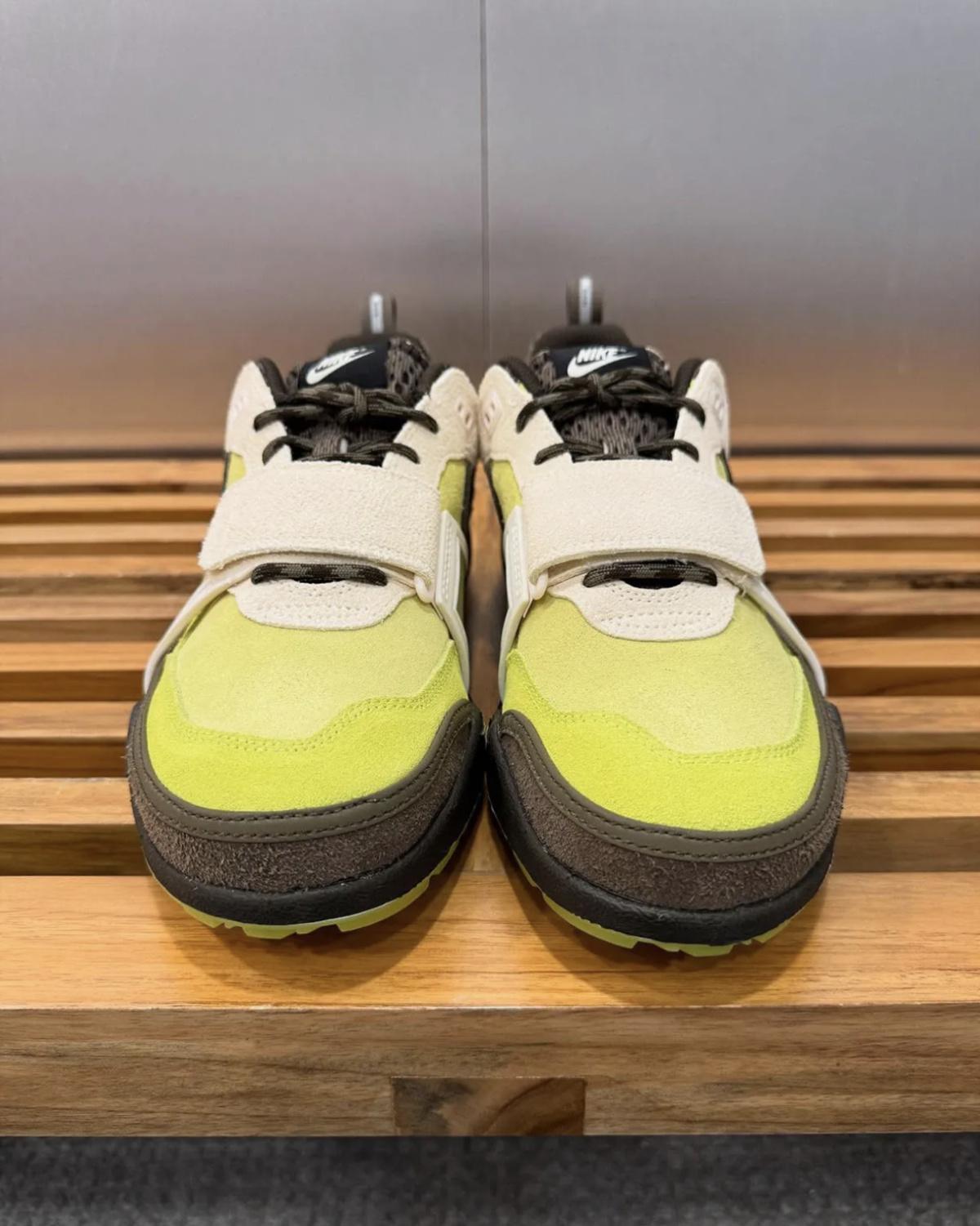 Images détaillées de la collection Travis Scott x Nike Zoom Field Jaxx « Limelight ».