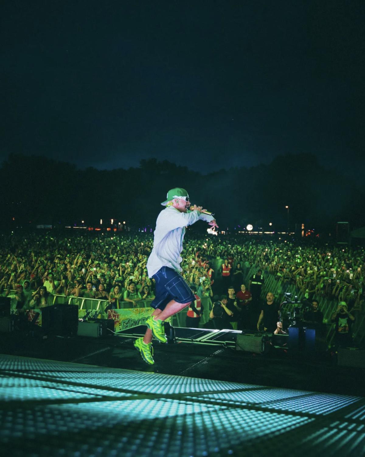 Feid lace sa collaboration Salomon XT-Pathway au Governer's Ball Feid lace sa collaboration Salomon XT-Pathway au Governer's Ball