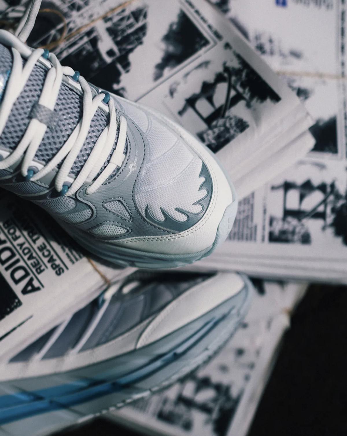 END. Les vêtements font un clin d'œil aux magasins de quartier avec une adidas HRMY inspirée par les marchands de journaux