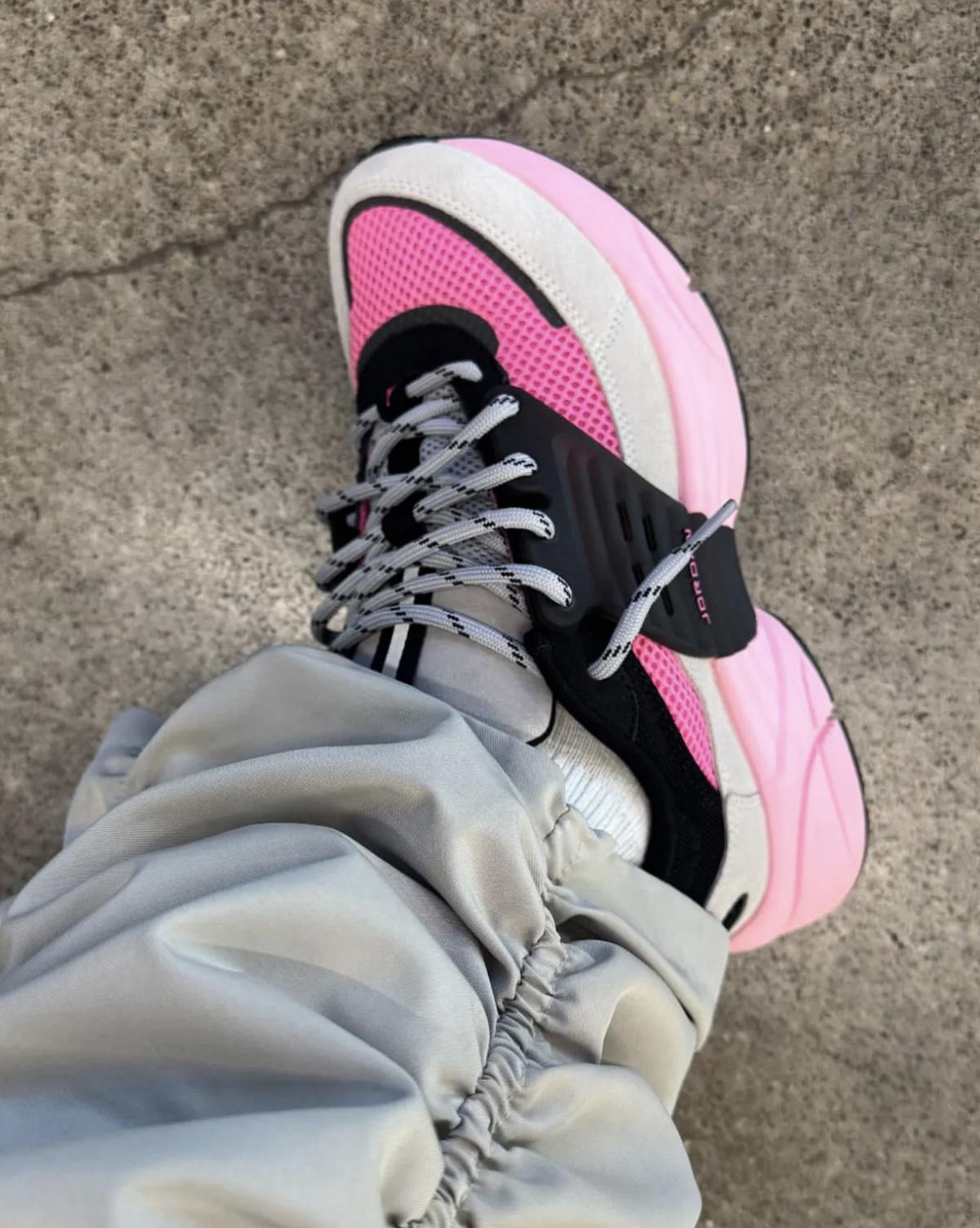 Le Jordan Trunner O/S apparaît dans des tons roses Le Jordan Trunner O/S apparaît dans des tons roses