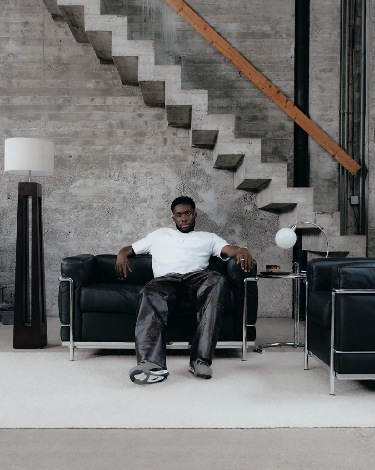 Air Jordan 4 “Cave Stone” — Solebox met en scène Alphonso Davies Air Jordan 4 “Cave Stone” — Solebox met en scène Alphonso Davies