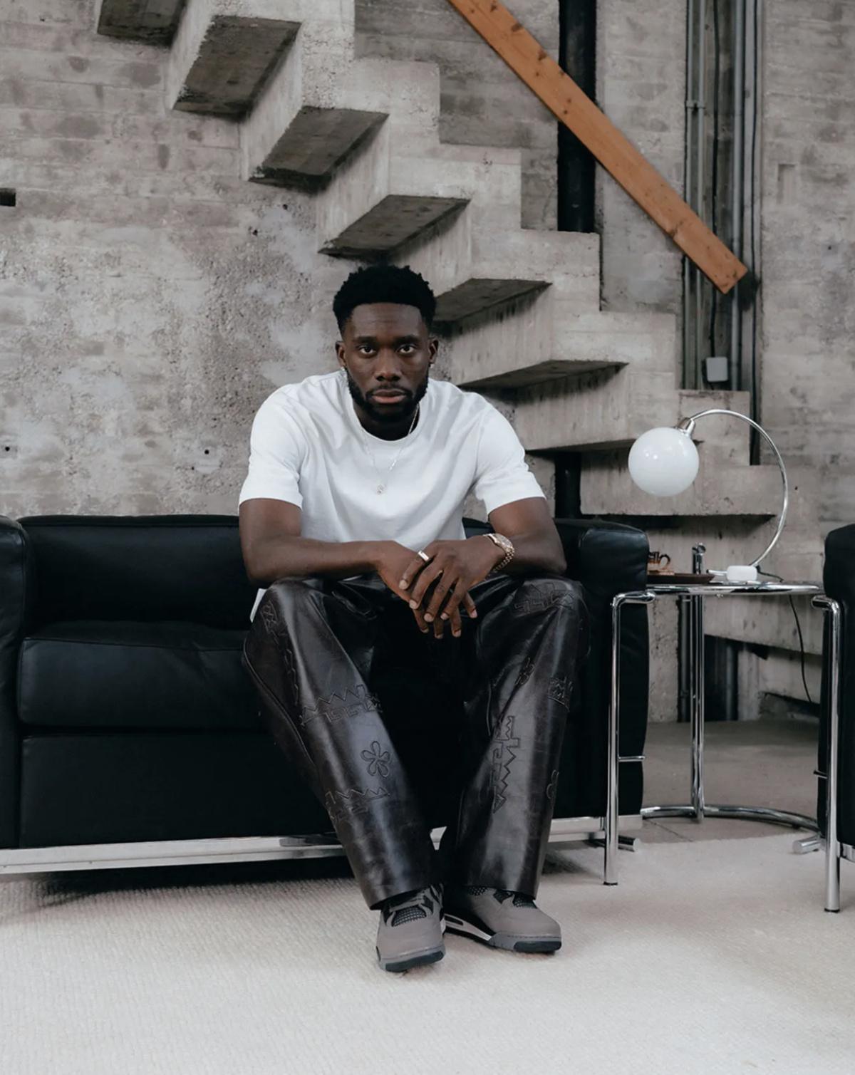 Air Jordan 4 “Cave Stone” — Solebox met en scène Alphonso Davies Air Jordan 4 “Cave Stone” — Solebox met en scène Alphonso Davies