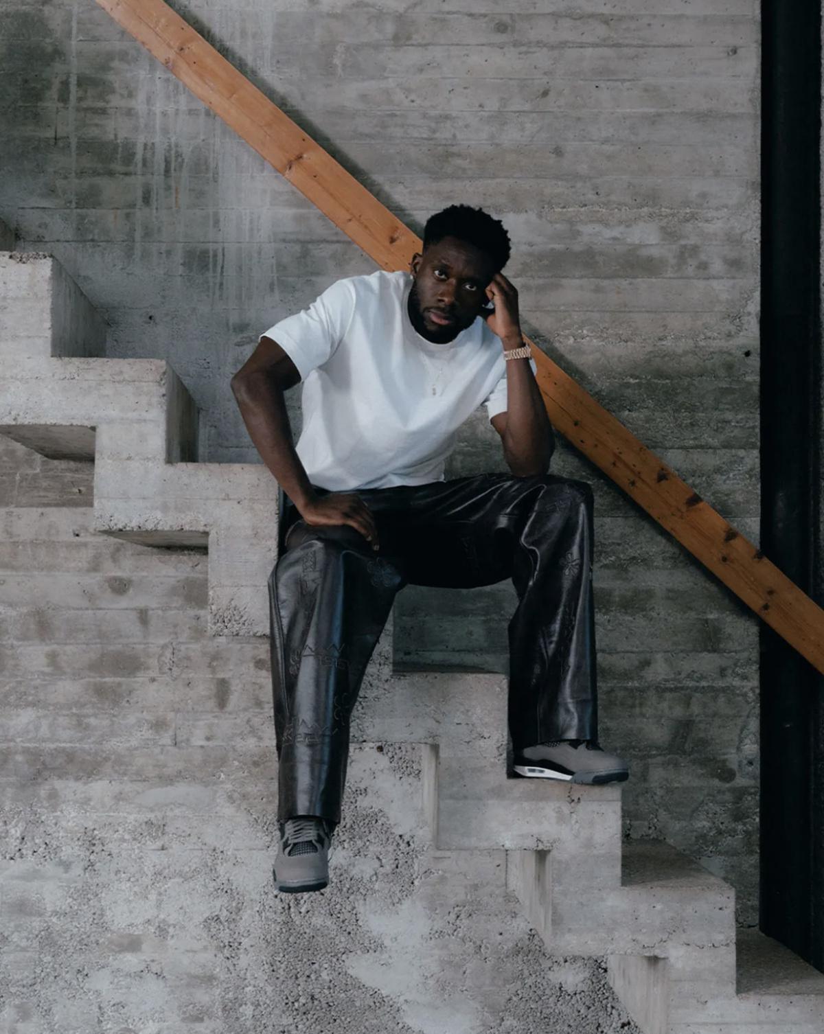 Air Jordan 4 “Cave Stone” — Solebox met en scène Alphonso Davies Air Jordan 4 “Cave Stone” — Solebox met en scène Alphonso Davies