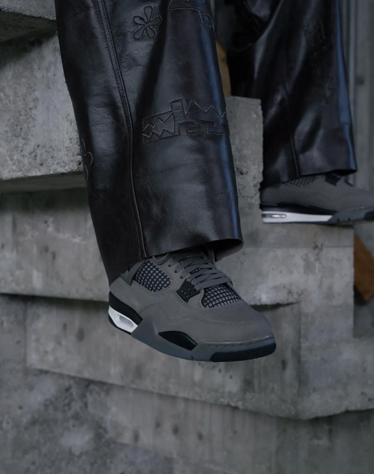 Air Jordan 4 “Cave Stone” — Solebox met en scène Alphonso Davies Air Jordan 4 “Cave Stone” — Solebox met en scène Alphonso Davies