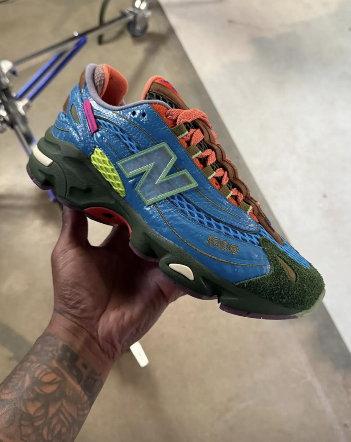 Salehe Bembury x New Balance 1000 “Fog Be The Cloud” — Une tempête chromatique sur du rétro Salehe Bembury x New Balance 1000 “Fog Be The Cloud” — Une tempête chromatique sur du rétro