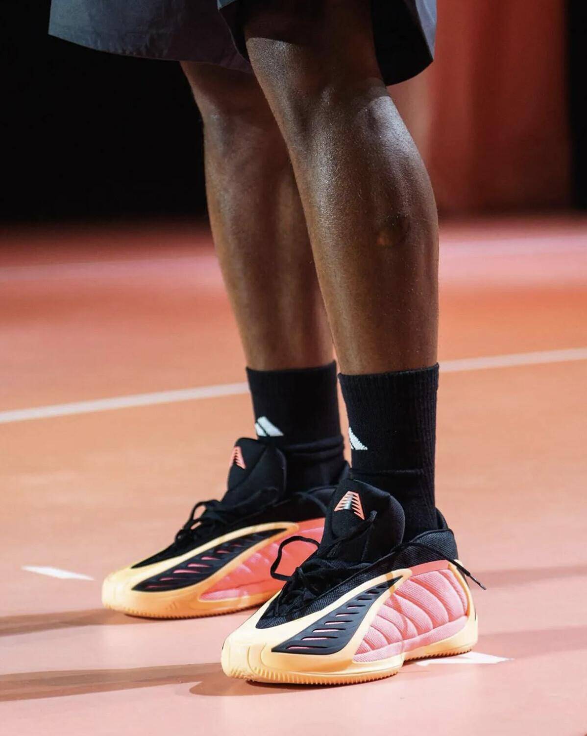 adidas Anthony Edwards 2 “With Love” — Le game s’enflamme en ton pêche