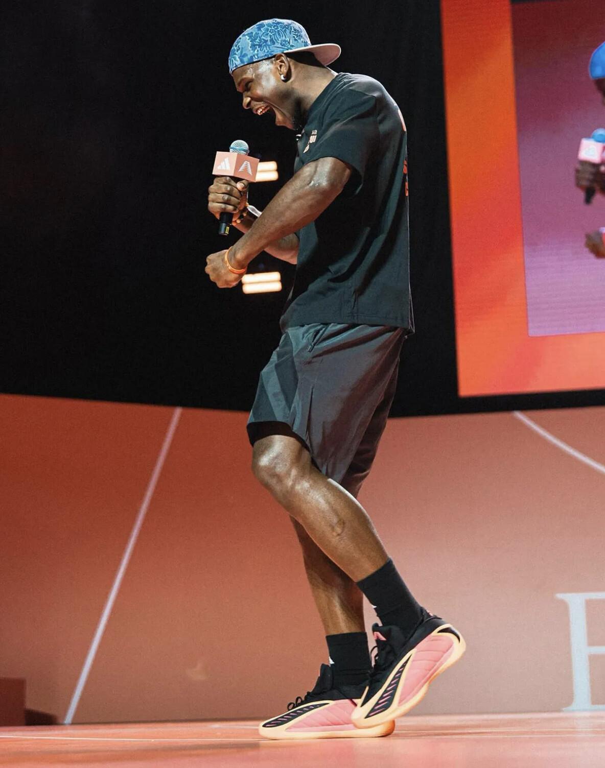 adidas Anthony Edwards 2 “With Love” — Le game s’enflamme en ton pêche