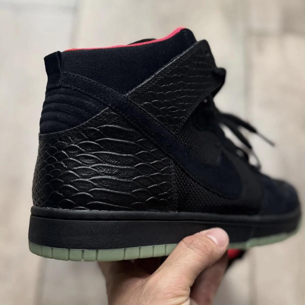 Quand la Yeezy 2 inspire la Dunk : le sample “Solar Red”