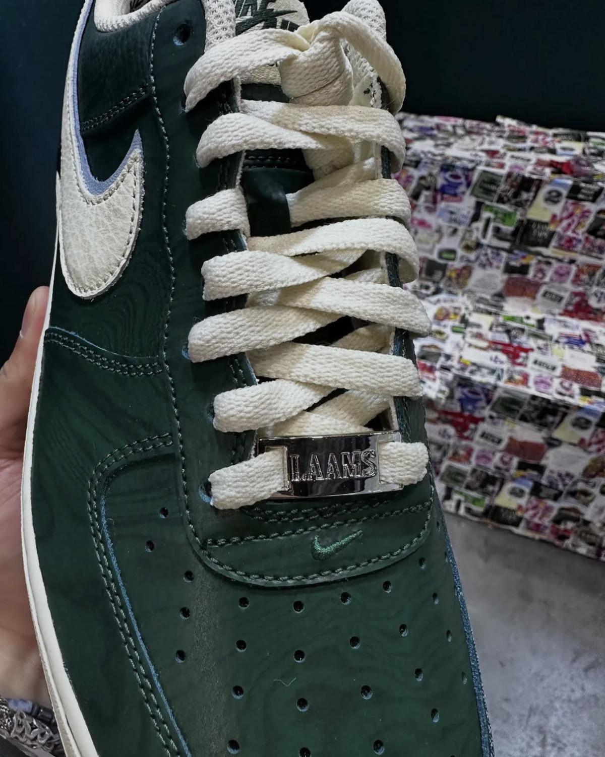 LAAMS x Nike Air Force 1 “Please Post Bills” — La rue new-yorkaise sur cuir premium  LAAMS x Nike Air Force 1 “Please Post Bills” — La rue new-yorkaise sur cuir premium
