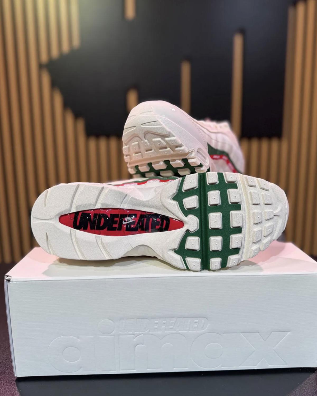 Nike Air Max 95 “Sail / Gorge Green / Sport Red” — UNDEFEATED x Nike Nike Air Max 95 “Sail / Gorge Green / Sport Red” — UNDEFEATED x Nike