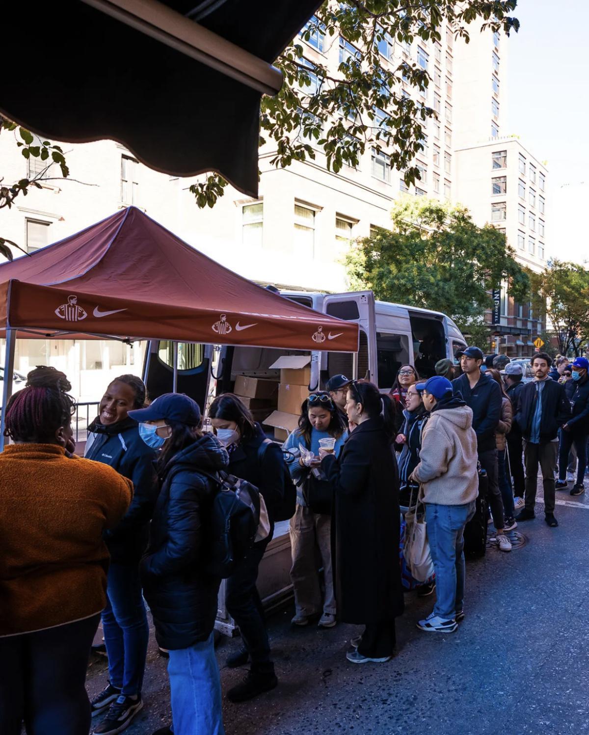 Nike Ava Rover × Foot Locker — Pop-Up “Ava’s Pizzeria” à New York Nike Ava Rover × Foot Locker — Pop-Up “Ava’s Pizzeria” à New York