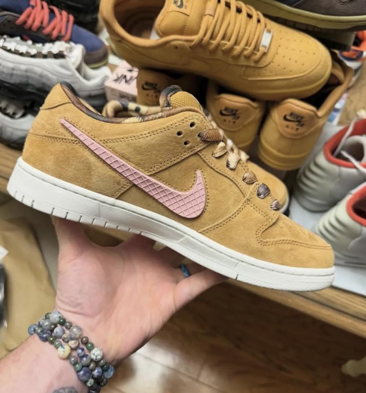 NOTE Manchester × Nike SB Dunk Low “Brew & Biscuits” — La culture skate britannique revisitée