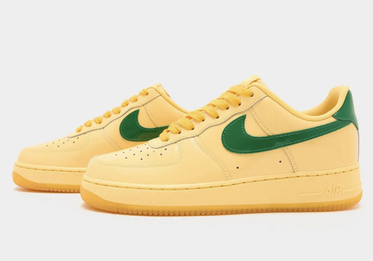 Nike Air Force 1 Low QS “Topaz Gold / Pine Green” — L’éclat verni des années 2000 Nike Air Force 1 Low QS “Topaz Gold / Pine Green” — L’éclat verni des années 2000