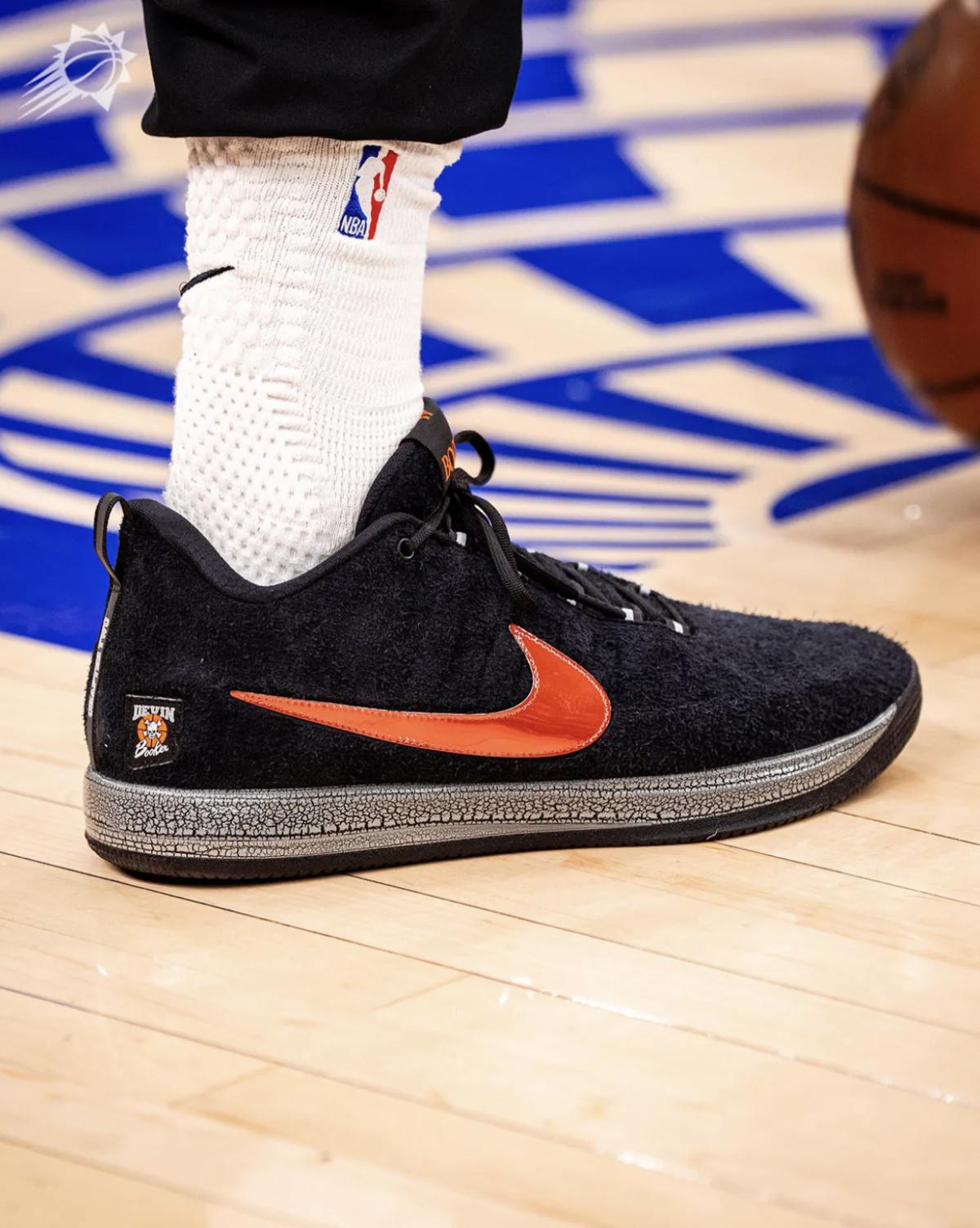 Nike Book 2 “Detroit Bad Boys” PE — Quand Booker réactive une époque brutale Nike Book 2 “Detroit Bad Boys” PE — Quand Booker réactive une époque brutale