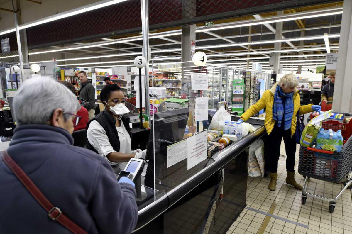 Le sourire de la caissière… derrière un masque et une vitre Le sourire de la caissière… derrière un masque et une vitre