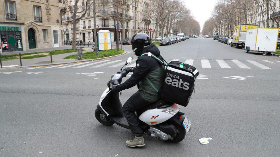 Uber Eats arrive dans la distribution avec Carrefour Uber Eats arrive dans la distribution avec Carrefour