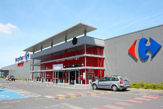 Carrefour prévoit de recruter 15.000 jeunes de la "génération COVID" en France