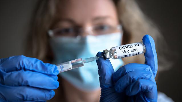 Vaccination Covid-19 en entreprise : “même si l’employeur est volontaire, il prend des risques”