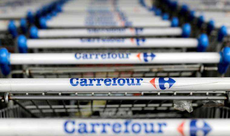 Carrefour a rejeté une offre de prise de contrôle par Auchan, rapporte Les Echos
