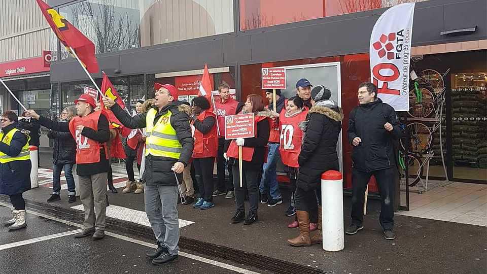 Grève chez Carrefour Market Puiseux Pontoise (95) contre le passage en location-gérance du magasin