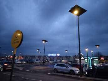 Pour éclairer ses parkings, Carrefour mise sur le solaire autonome Pour éclairer ses parkings, Carrefour mise sur le solaire autonome