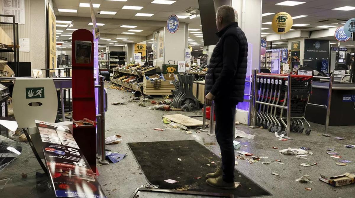 La « dégradation de la situation sociale et sécuritaire » en France oblige Carrefour à réduire ses ambitions pour 2026