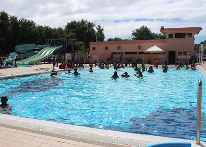 Il Prend Le Frais A La Piscine Du Chaudron Mais Aussi Un Coup De Poing D Un Prof Echauffe