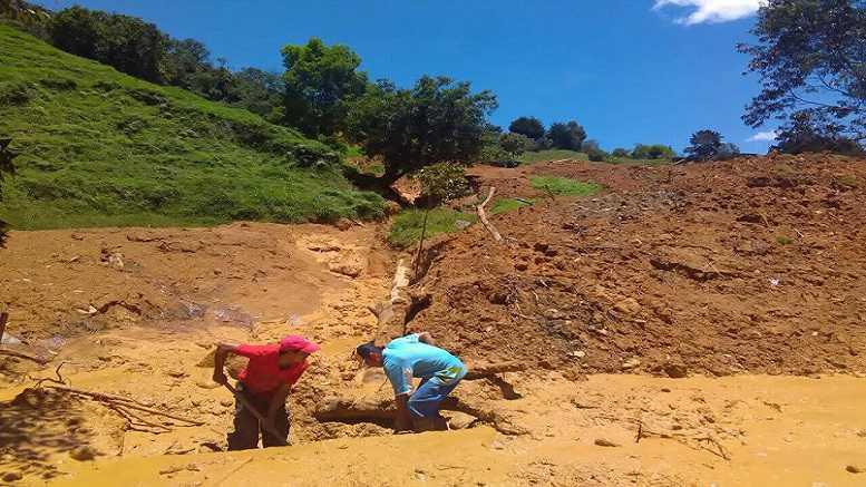 EN EL LODO VIVEN LOS HABITANTES DE LA VEREDA EL SALADO DE SAN ANTONIO DE PRADO GRACIAS AL FUERTE INVIERNO EN EL LODO VIVEN LOS HABITANTES DE LA VEREDA EL SALADO DE SAN ANTONIO DE PRADO GRACIAS AL FUERTE INVIERNO